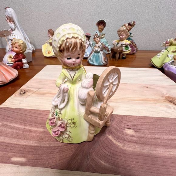 Josef Originals Rare COLONIAL DAYS SERIES, Girl in Green Spinning Wheel Figurine - Picture 8 of 10